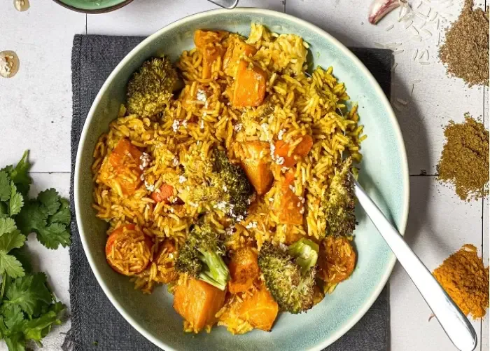 Gebakken rijst uit de oven met pompoen, wortel en broccoli