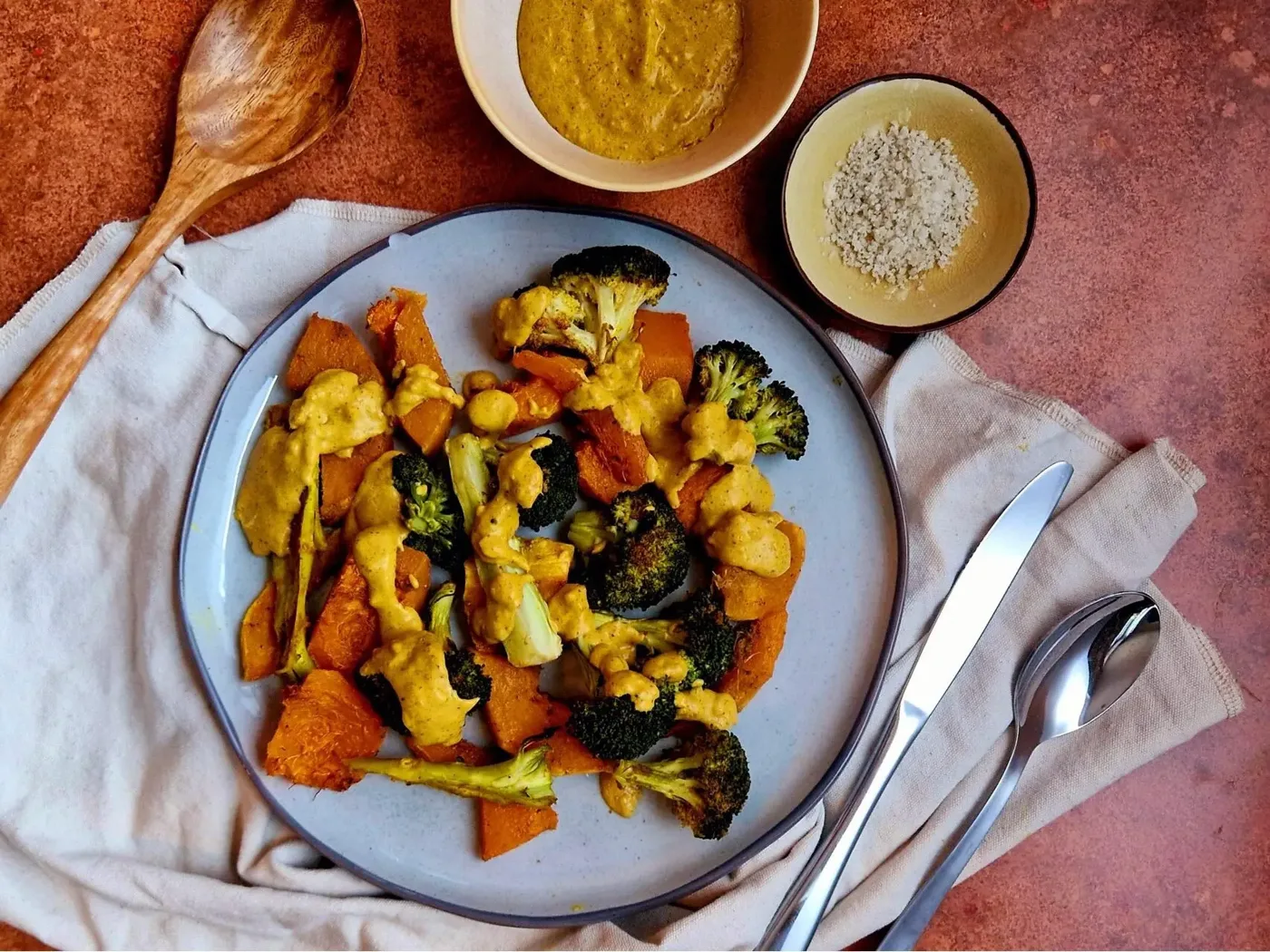 Geroosterde broccoli en pompoen met cashewsaus